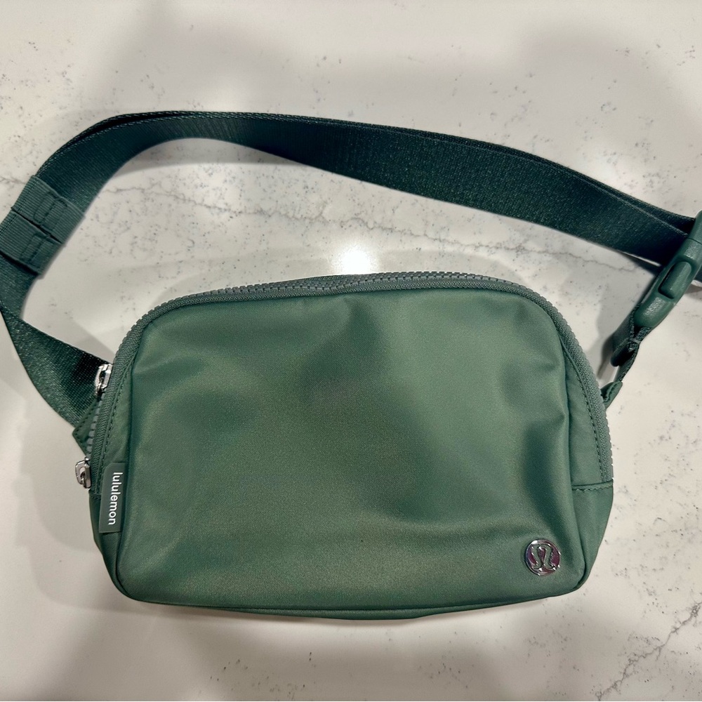 Lululemon Everywhere Belt Bag Large 2L - Grey Eucalyptus